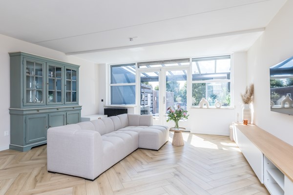 Foto - Verkocht onder voorbehoud: Instapklare ruime tussenwoning uit 1997 met 3 slaapkamers, moderne badkamer, tuin en garage in Heerlen